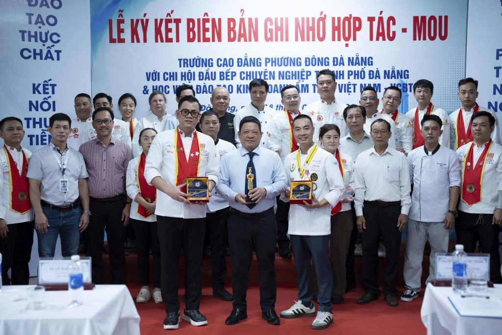LỄ KÝ KẾT MOU  GIỮA CHI HỘI ĐẦU BẾP CHUYÊN NGHIỆP ĐÀ NẴNG VÀ TRƯỜNG CAO ĐẲNG PHƯƠNG ĐÔNG ĐÀ NẴNG– KẾT NỐI ĐÀO TẠO, PHÁT TRIỂN NGUỒN NHÂN LỰC ẨM THỰC ĐÀ NẴNG